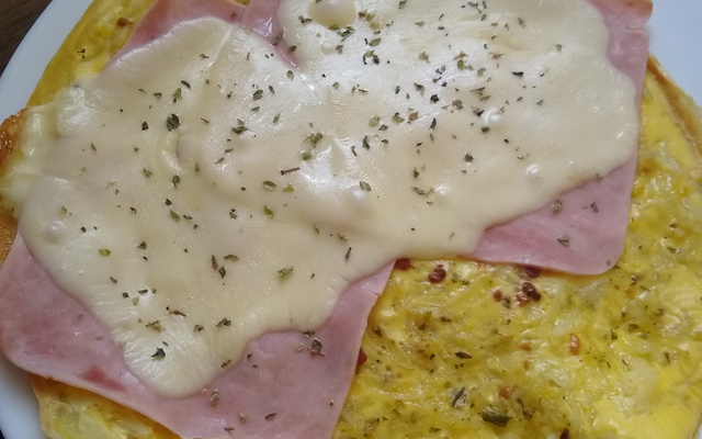 Omelete de batata com presunto e queijo