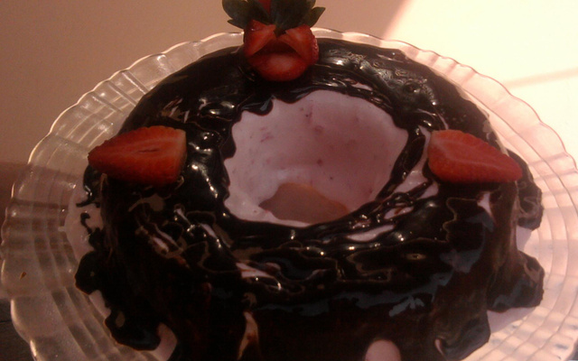 Sorvete de morango com calda de chocolate