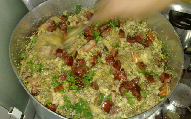 Emboladinho de feijão fradinho da tia Jucy