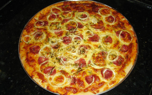 Pizza com calabresa, cebola, alho e pimentão