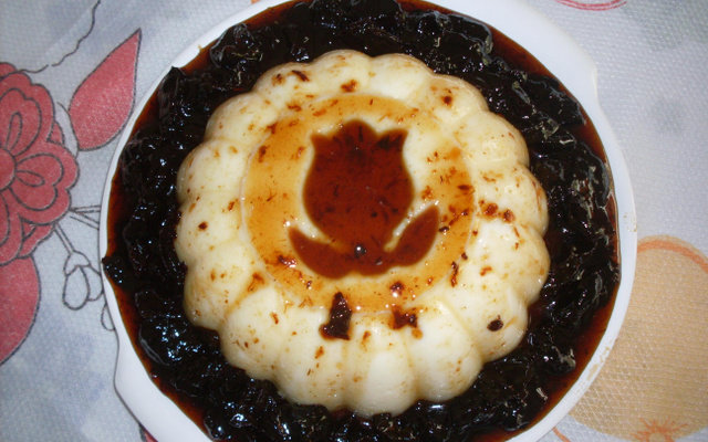 Manjar branco com ameixas