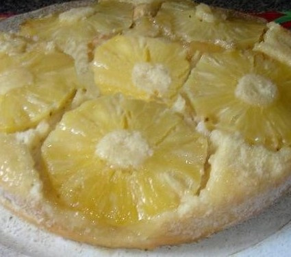 Torta fácil de abacaxi com calda