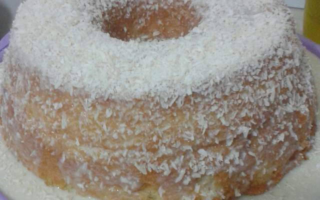 Bolo pão-de-ló com coco