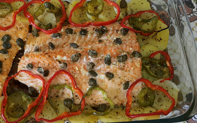 Salmão com tomate seco e alcaparras