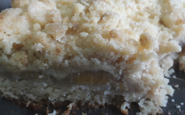 Cuca de banana com farofa