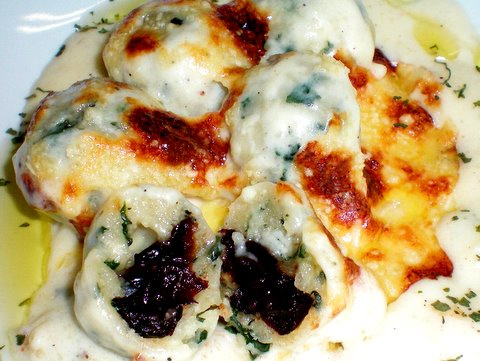 Nhoque de ricota recheada com ameixa e queijo brie