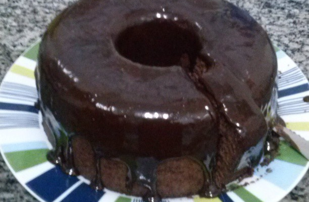 Bolo de chocolate de microondas com calda de falso brigadeiro