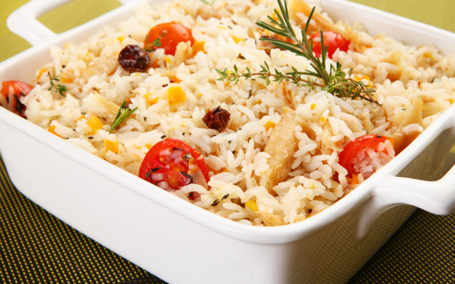 Arroz com bacalhau, tomate e ervas