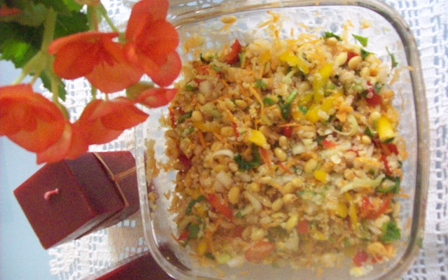 Salada de soja e quinoa