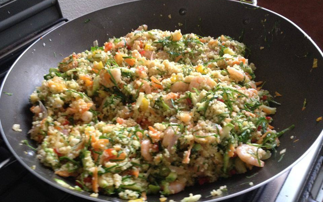 Cuscuz marroquino com camarão e legumes