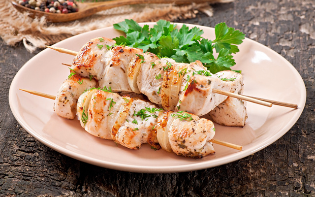 Espeto de frango da chefe Iris Baldissara