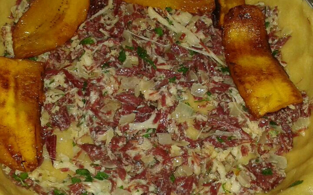 Torta de carne seca com banana da terra