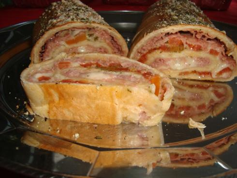 Pizza enrolada com recheio misto