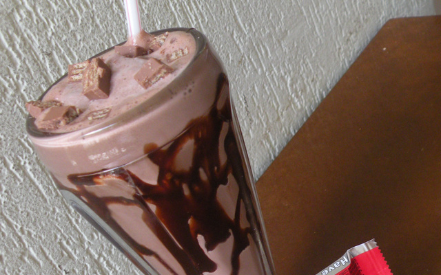 Milk shake de kit kat da familia burger
