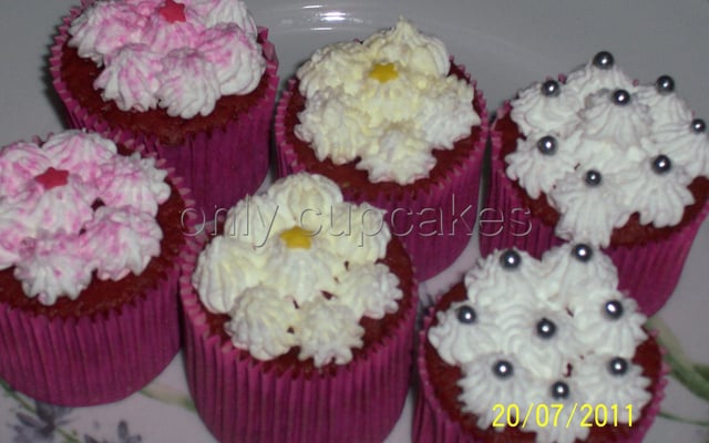 Cupcakes Red Velvet (veludo vermelho) com frutas vermelhas e chantilly