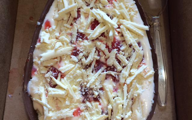 Ovo de colher recheio de bolo com leite em pó e morango