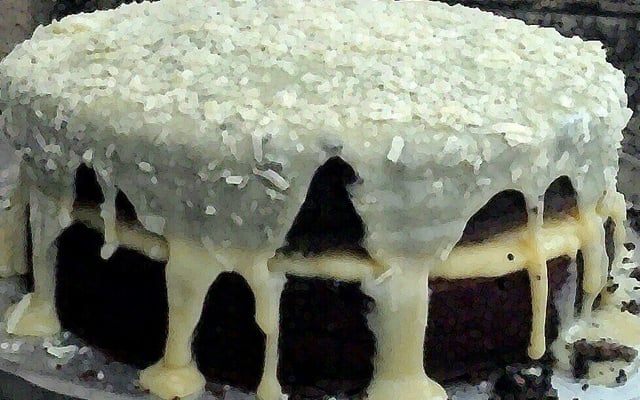 Pão de ló de chocolate com recheio e cobertura