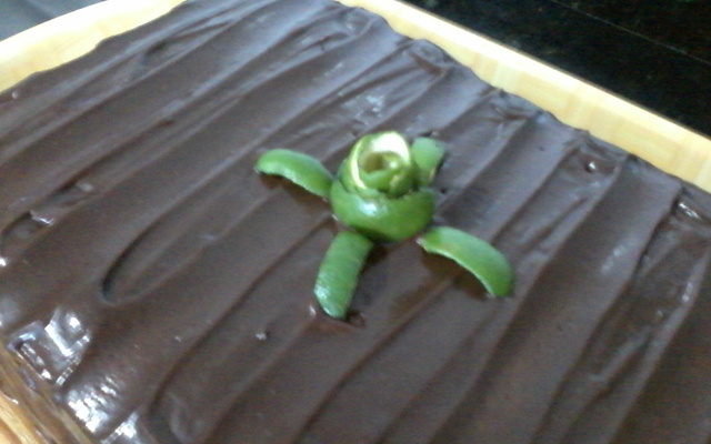 Bolo de chocolate com recheio de limão