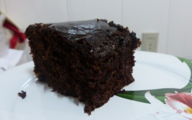 Bolo de chocolate com ameixas