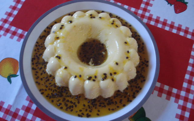 Flan de iogurte com maracujá