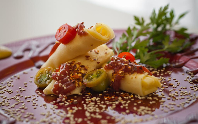 Panqueca de queijo ao molho picante