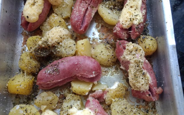 Linguiça toscana com batata gratinada no forno