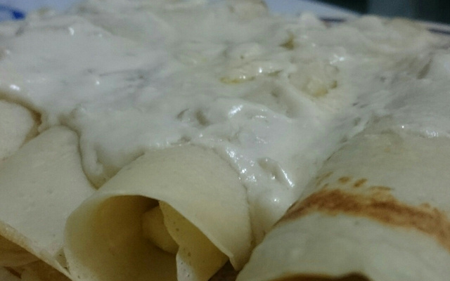 Panqueca com frango ao molho