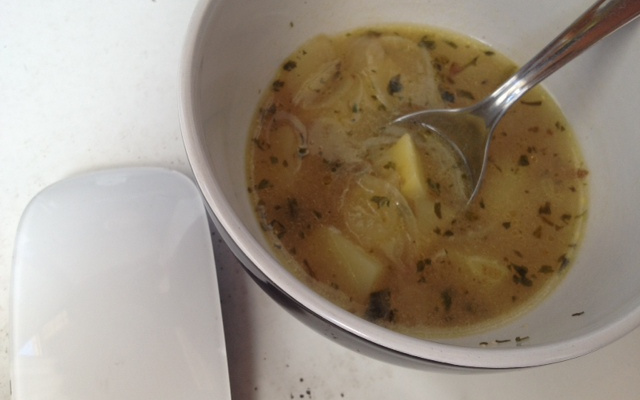 Sopa de missô com cebola e batata
