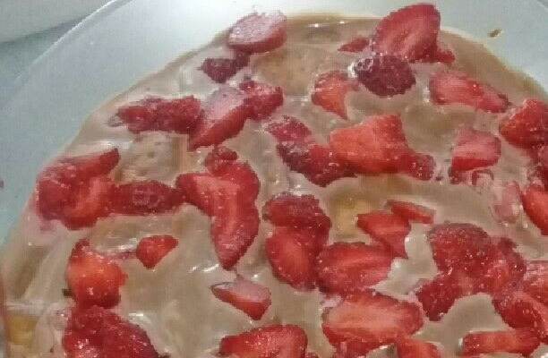 Pavê dois chocolates com morangos