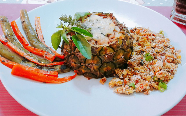 Frango tropical com legumes salteados e farofa de aveia