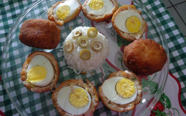 Ovo à milanesa envolvido em linguiça