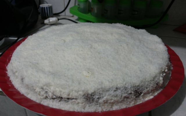 Bolo gelado de leite condensado e coco