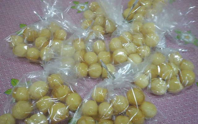 Bala de coco caramelizada (bala baiana ou bala de ovo)