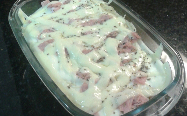 Macarrão com presunto e molho branco