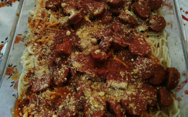 Espaguete com molho de calabresa