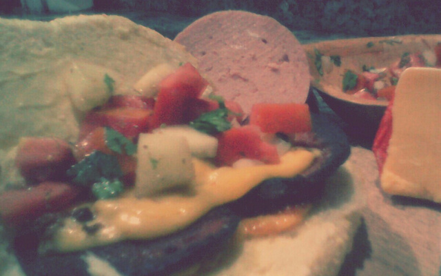 Sanduíche de queijo derretido e mortadela