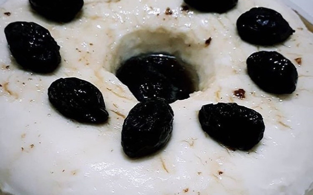 Manjar de coco com calda de ameixa