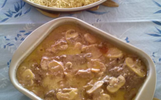 Medalhão de filé mignon ao molho de requeijão e batata palha