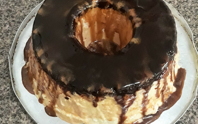 Sorvete de creme com cobertura de chocolate