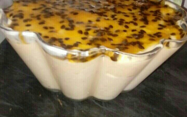 Mousse de maracujá cremoso com calda