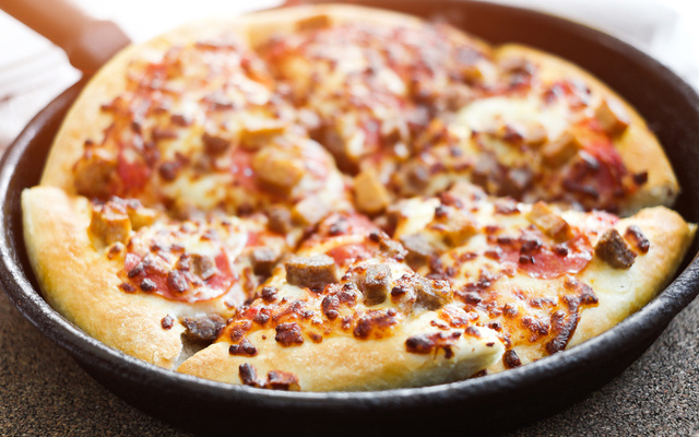 Pizza de frigideira com massa de panqueca