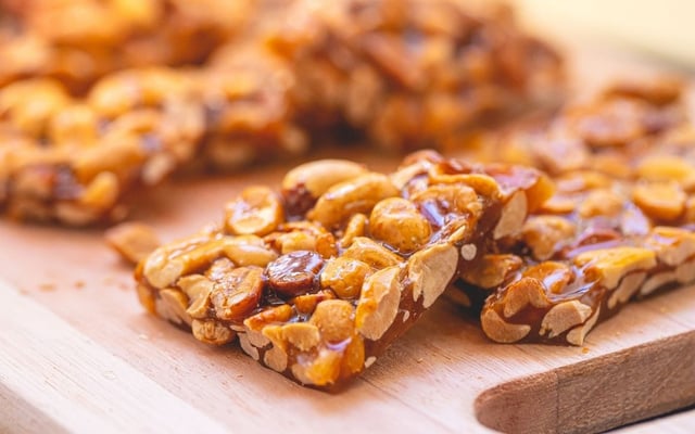 Pé de moleque crocante com caramelo simples em quadrados