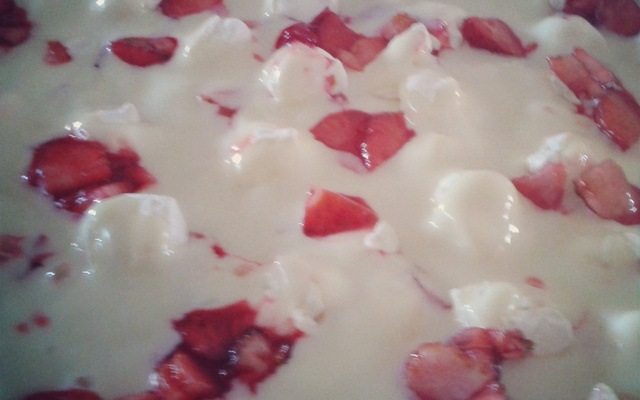 Torta fácil de morango com suspiro