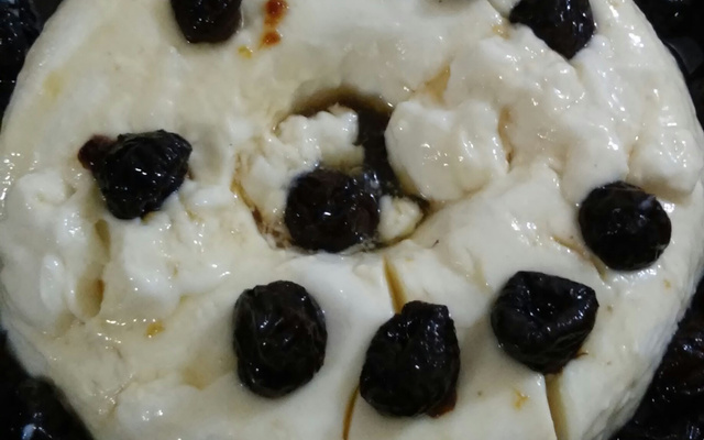 Manjar branco com calda de ameixas