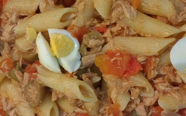 Macarrão parafuso ao molho de sardinha e ovos cozidos.