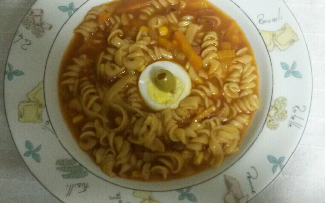 Macarrão expresso com calabresa e cenoura