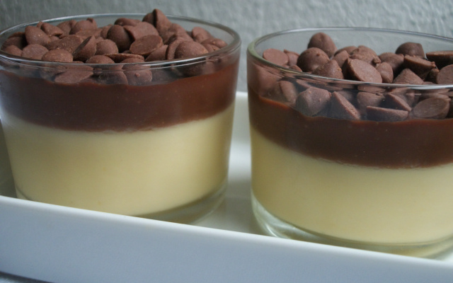 Mousse de maracujá com cobertura de chocolate