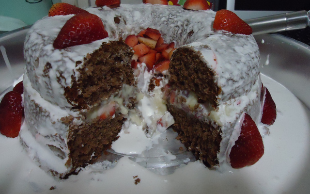 Bolo de chocolate com morangos