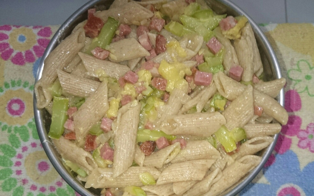 Macarrão com abobrinha e calabresa