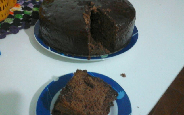Bolo de chocolate e calda de chocolate